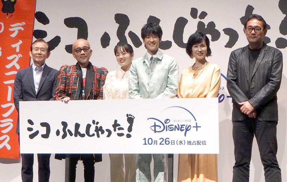 イベントに出席した（左から）周防正行総監督、竹中直人、伊原六花、葉山奨之、清水美砂、片島章三監督（２２年１０月撮影）