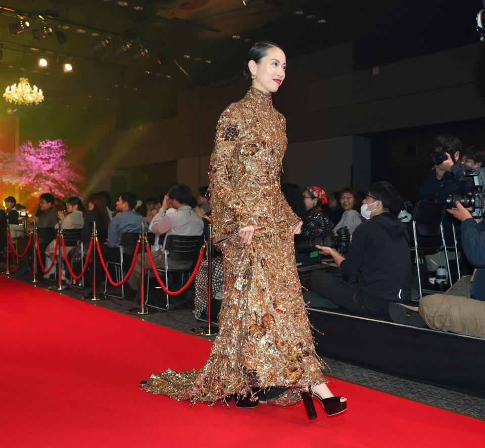 レッドカーペットを歩く戸田恵梨香＝東京・ベルサール渋谷ファースト（撮影・棚橋慶太）