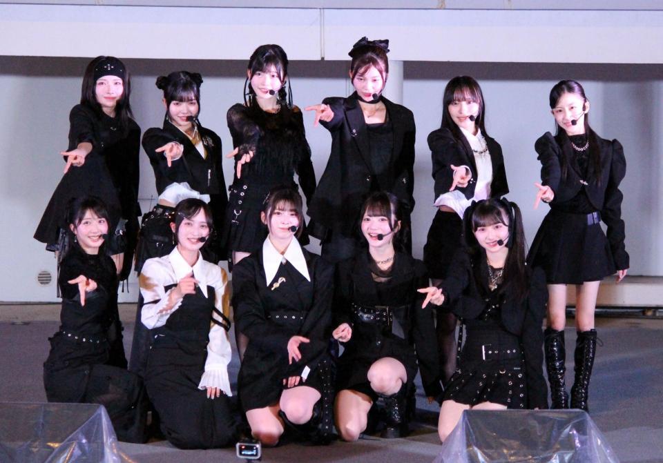 ポーズを決めるWHITE　SCORPIONの（下段左から）AOI、ALLY、HANNA、ACE、CHOCO、（上段左から）NAVI、NATSU、MOMO、NICO、ACO、COCO