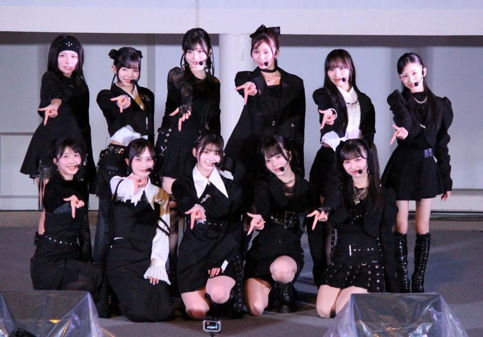 ポーズを決めるWHITE　SCORPIONの（下段左から）AOI、ALLY、HANNA、ACE、CHOCO、（上段左から）NAVI、NATSU、MOMO、NICO、ACO、COCO