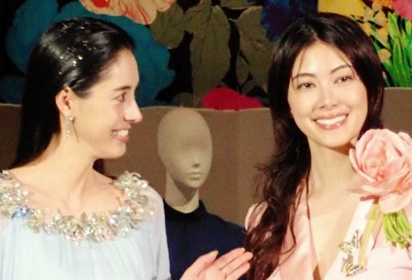 仲良くトークする森泉（左）と森星＝１４日