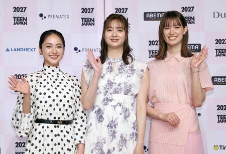 　手を振る（左から）平祐奈、新川優愛、トラウデン直美（撮影・佐々木彰尚）