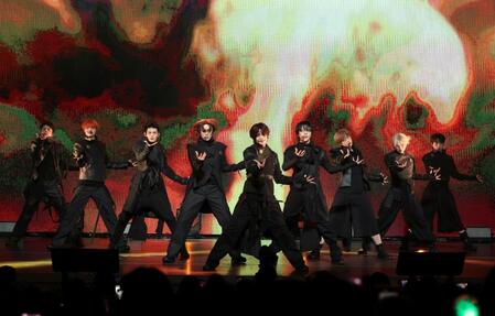 歌唱する＆ＴＥＡＭの（左から）ＭＡＫＩ、ＥＪ、ＪＯ、ＦＵＭＡ、Ｋ、ＮＩＣＨＯＬＡＳ、ＴＡＫＩ、ＹＵＭＡ、ＨＡＲＵＡ（撮影・石井剣太郎）