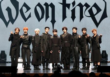 ポーズをとる＆ＴＥＡＭの（左から）ＦＵＭＡ、ＥＪ、ＹＵＭＡ、ＪＯ、ＨＡＲＵＡ、Ｋ、ＭＡＫＩ、ＮＩＣＨＯＬＡＳ、ＴＡＫＩ（撮影・石井剣太郎）