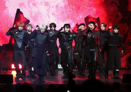 　パフォーマンスする＆ＴＥＡＭの（左から）ＥＪ、ＴＡＫＩ、ＹＵＭＡ、Ｋ、ＮＩＣＨＯＬＡＳ、ＪＯ、ＭＡＫＩ、ＦＵＭＡ、ＨＡＲＵＡ