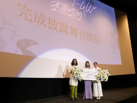 撮影に応じる（左から）太田勇監督、菅井友香、中村ゆりか