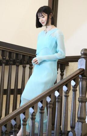 階段を降りる志田こはく