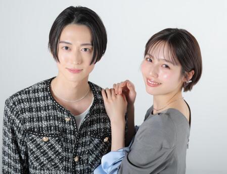 優しくほほ笑む秋田汐梨（右）と池田匡志（撮影・吉澤敬太）