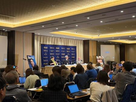 外国人記者も詰めかけた会見でトークする松重豊（中央）