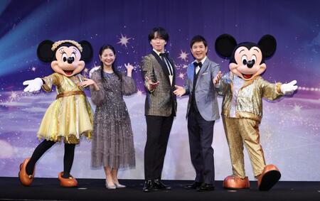 ポーズをとる（左から）ミニーマウス、関根麻里、Ｓｎｏｗ　Ｍａｎ・宮舘涼太、関根勤、ミッキーマウス（撮影・石井剣太郎）