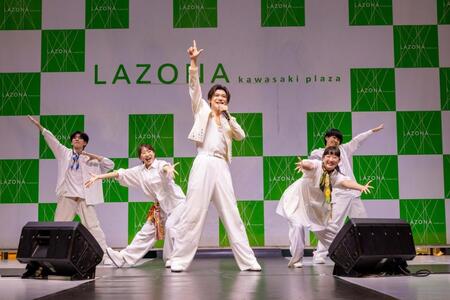 熱唱する新浜レオン（中央）