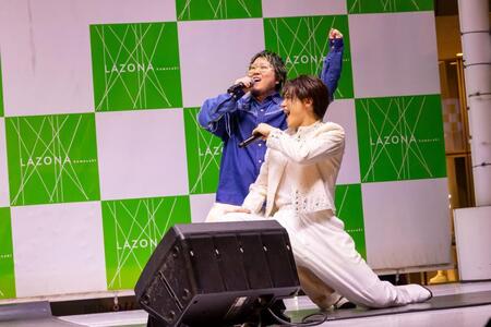 コラボパフォーマンスを見せるこっちのけんと（左）と新浜レオン