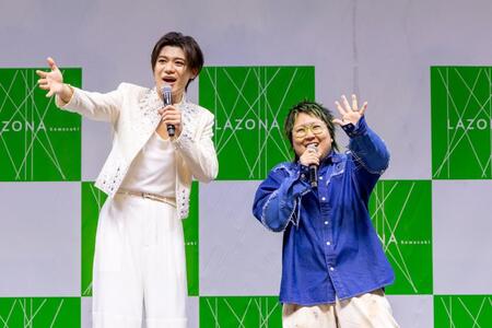 笑顔を見せる新浜レオン（左）とこっちのけんと