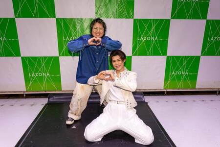 ハートポーズを作り笑顔を見せるこっちのけんと（左）と新浜レオン