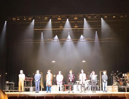 舞台「ぽっぷす？」取材会に出席した（左から）内河啓介、瀬戸祐介、櫻井佑樹、ＩＳＳＥＩ、佐藤友祐、相原一心、しゅはまはるみ、演出の鈴木勝秀氏