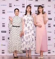 手を振る（左から）平祐奈、新川優愛、トラウデン直美＝東京・浜離宮朝日ホール（撮影・佐々木彰尚）