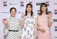 　手を振る（左から）平祐奈、新川優愛、トラウデン直美（撮影・佐々木彰尚）