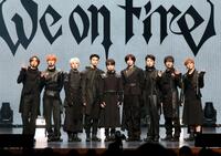 ポーズをとる＆ＴＥＡＭの（左から）ＦＵＭＡ、ＥＪ、ＹＵＭＡ、ＪＯ、ＨＡＲＵＡ、Ｋ、ＭＡＫＩ、ＮＩＣＨＯＬＡＳ、ＴＡＫＩ（撮影・石井剣太郎）