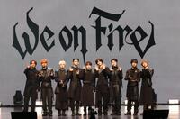 ポーズをとる＆ＴＥＡＭの（左から）ＦＵＭＡ、ＥＪ、ＹＵＭＡ、ＪＯ、ＨＡＲＵＡ、Ｋ、ＭＡＫＩ、ＮＩＣＨＯＬＡＳ、ＴＡＫＩ（撮影・石井剣太郎）