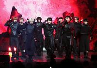 　パフォーマンスする＆ＴＥＡＭの（左から）ＥＪ、ＴＡＫＩ、ＹＵＭＡ、Ｋ、ＮＩＣＨＯＬＡＳ、ＪＯ、ＭＡＫＩ、ＦＵＭＡ、ＨＡＲＵＡ