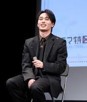 笑顔を見せる超特急・森次政裕（撮影・石井剣太郎）