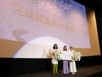 撮影に応じる（左から）太田勇監督、菅井友香、中村ゆりか