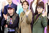 　手を振る（左から）古田新太、宮野真守、神山智洋