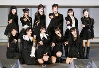 　ポーズを決めるWHITE　SCORPIONの（下段左から）AOI、ALLY、HANNA、ACE、CHOCO、（上段左から）NAVI、NATSU、MOMO、NICO、ACO、COCO