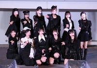 ポーズを決めるWHITE　SCORPIONの（下段左から）AOI、ALLY、HANNA、ACE、CHOCO、（上段左から）NAVI、NATSU、MOMO、NICO、ACO、COCO