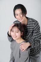 笑顔を見せる秋田汐梨（手前）と池田匡志（撮影・吉澤敬太）