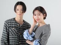 優しくほほ笑む秋田汐梨（右）と池田匡志（撮影・吉澤敬太）