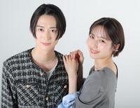 優しくほほ笑む秋田汐梨（右）と池田匡志（撮影・吉澤敬太）
