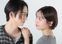 互いに見つめ合う秋田汐梨（右）と池田匡志（撮影・吉澤敬太）