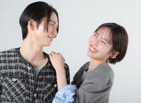 こちらのリクエストで見つめ合うも、すぐに笑い出す秋田汐梨（右）と池田匡志（撮影・吉澤敬太）