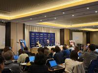 外国人記者も詰めかけた会見でトークする松重豊（中央）