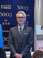 会見に登場した松重豊