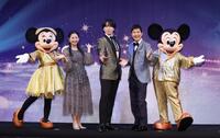 ポーズをとる（左から）ミニーマウス、関根麻里、Ｓｎｏｗ　Ｍａｎ・宮舘涼太、関根勤、ミッキーマウス（撮影・石井剣太郎）