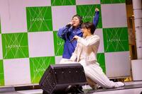 コラボパフォーマンスを見せるこっちのけんと（左）と新浜レオン