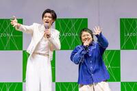 笑顔を見せる新浜レオン（左）とこっちのけんと