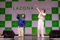 コラボパフォーマンスを見せるこっちのけんと（左）と新浜レオン