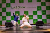 膝スライディングを見せる新浜レオン（右）とこっちのけんと