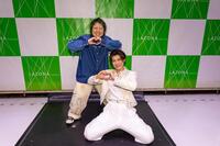 ハートポーズを作り笑顔を見せるこっちのけんと（左）と新浜レオン