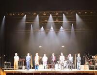 舞台「ぽっぷす？」取材会に出席した（左から）内河啓介、瀬戸祐介、櫻井佑樹、ＩＳＳＥＩ、佐藤友祐、相原一心、しゅはまはるみ、演出の鈴木勝秀氏