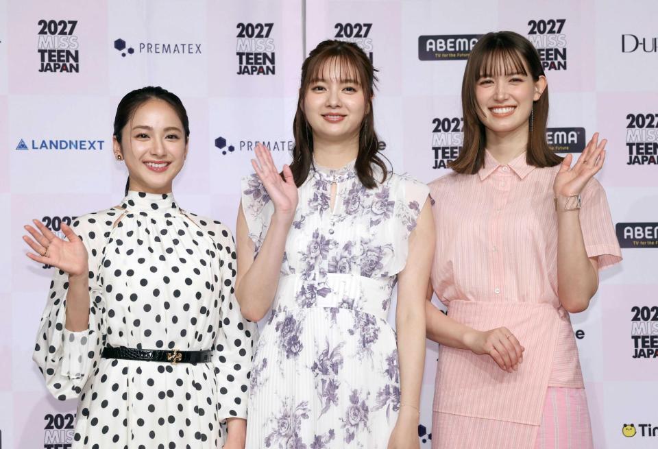 　手を振る（左から）平祐奈、新川優愛、トラウデン直美（撮影・佐々木彰尚）