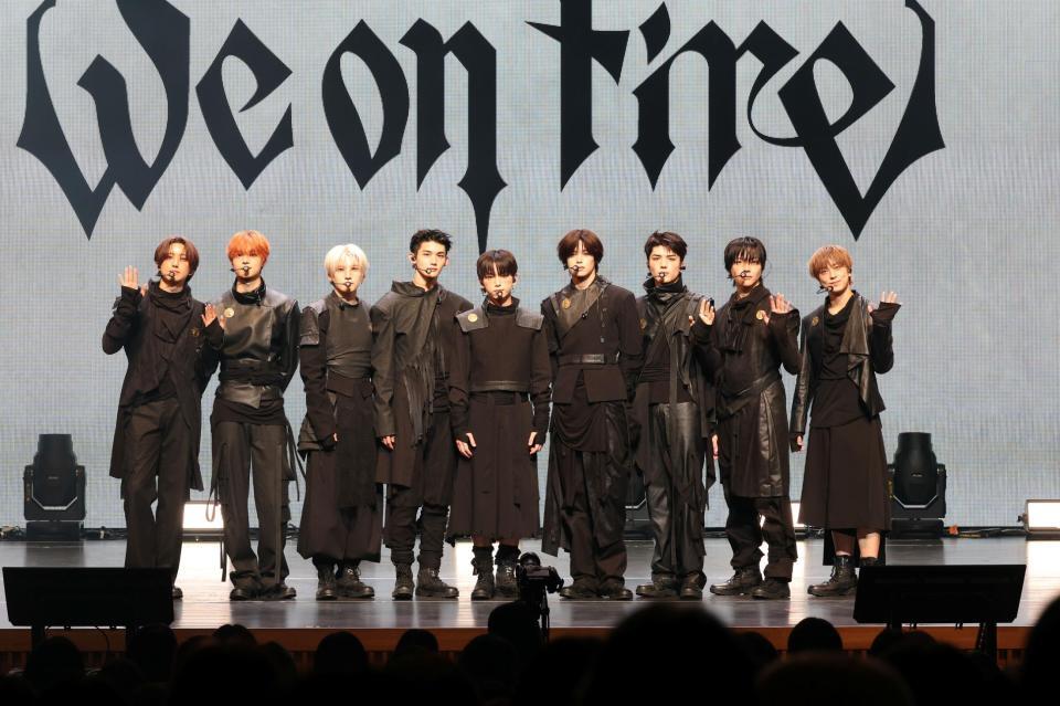 ポーズをとる＆ＴＥＡＭの（左から）ＦＵＭＡ、ＥＪ、ＹＵＭＡ、ＪＯ、ＨＡＲＵＡ、Ｋ、ＭＡＫＩ、ＮＩＣＨＯＬＡＳ、ＴＡＫＩ（撮影・石井剣太郎）