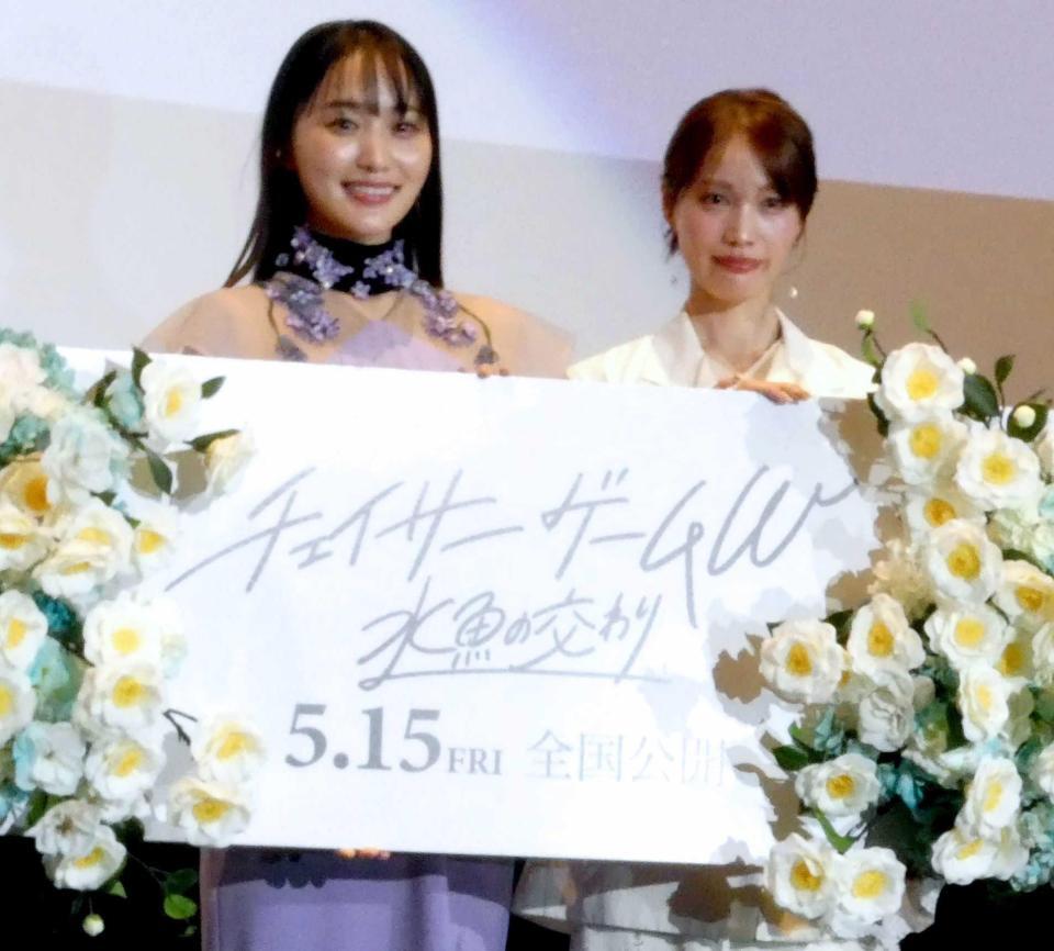 　撮影に応じる（左から）太田勇監督、菅井友香、中村ゆりか