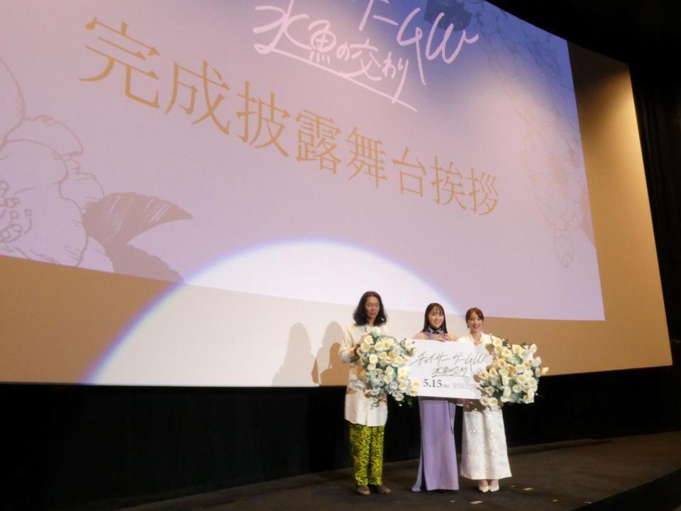 撮影に応じる（左から）太田勇監督、菅井友香、中村ゆりか