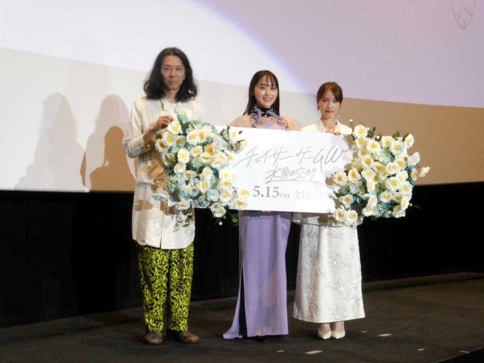 撮影に応じる（左から）太田勇監督、菅井友香、中村ゆりか