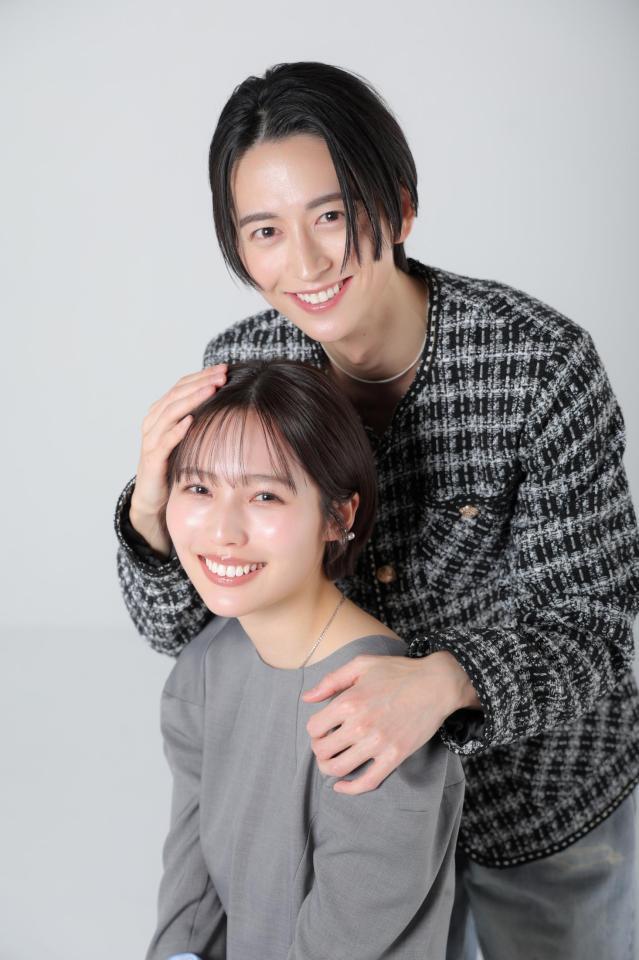 笑顔を見せる秋田汐梨（手前）と池田匡志（撮影・吉澤敬太）