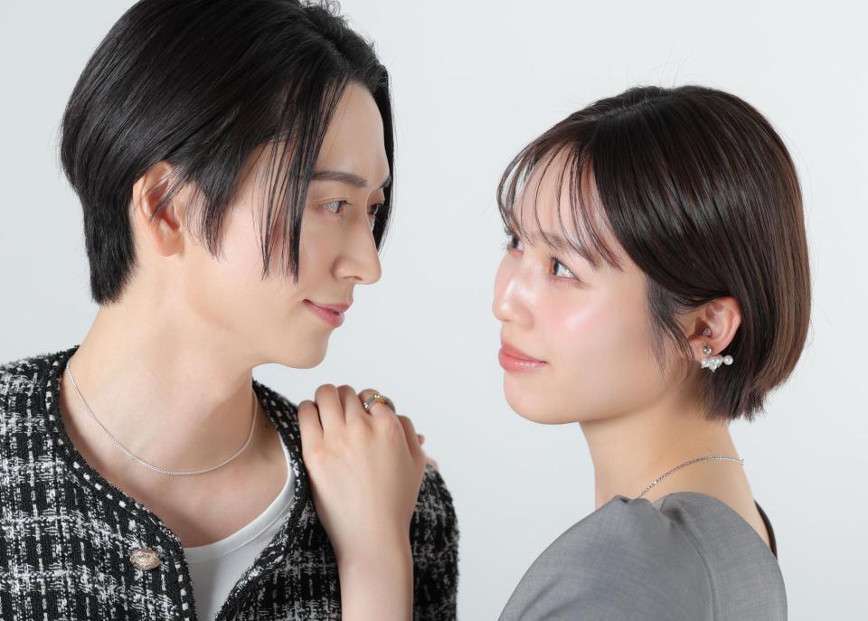 互いに見つめ合う秋田汐梨（右）と池田匡志（撮影・吉澤敬太）